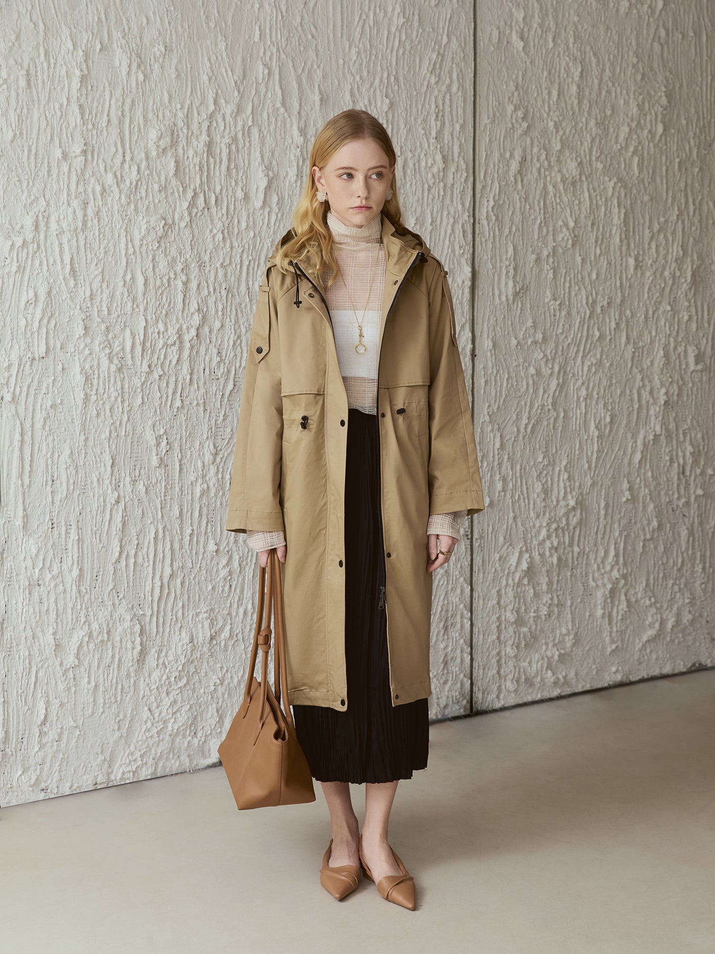 Water-Repellent Hooded Trench Coat — Fog-Sand Beige, Cotton-Stretch, Drawcord Waist (Mid-Length) V031