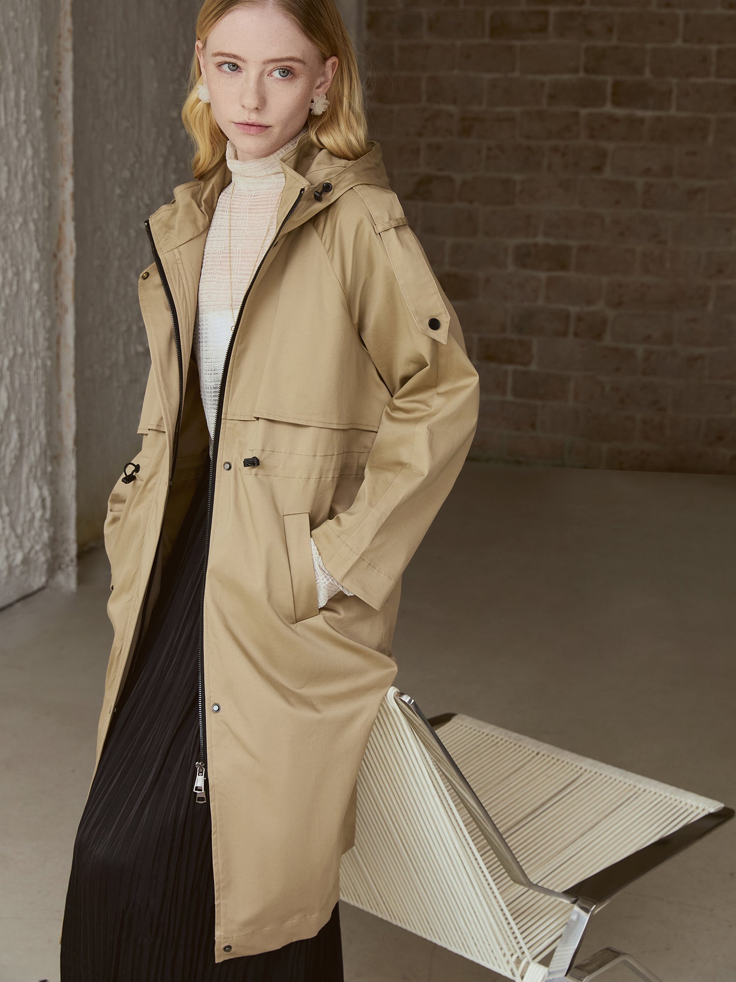 Water-Repellent Hooded Trench Coat — Fog-Sand Beige, Cotton-Stretch, Drawcord Waist (Mid-Length) V031