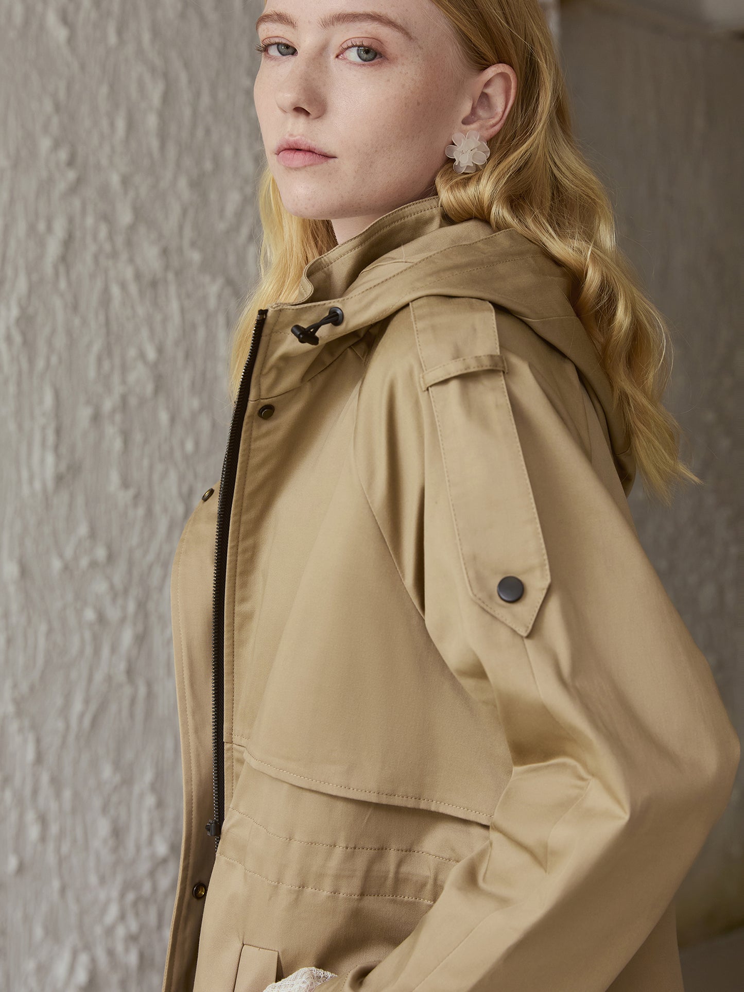Water-Repellent Hooded Trench Coat — Fog-Sand Beige, Cotton-Stretch, Drawcord Waist (Mid-Length) V031