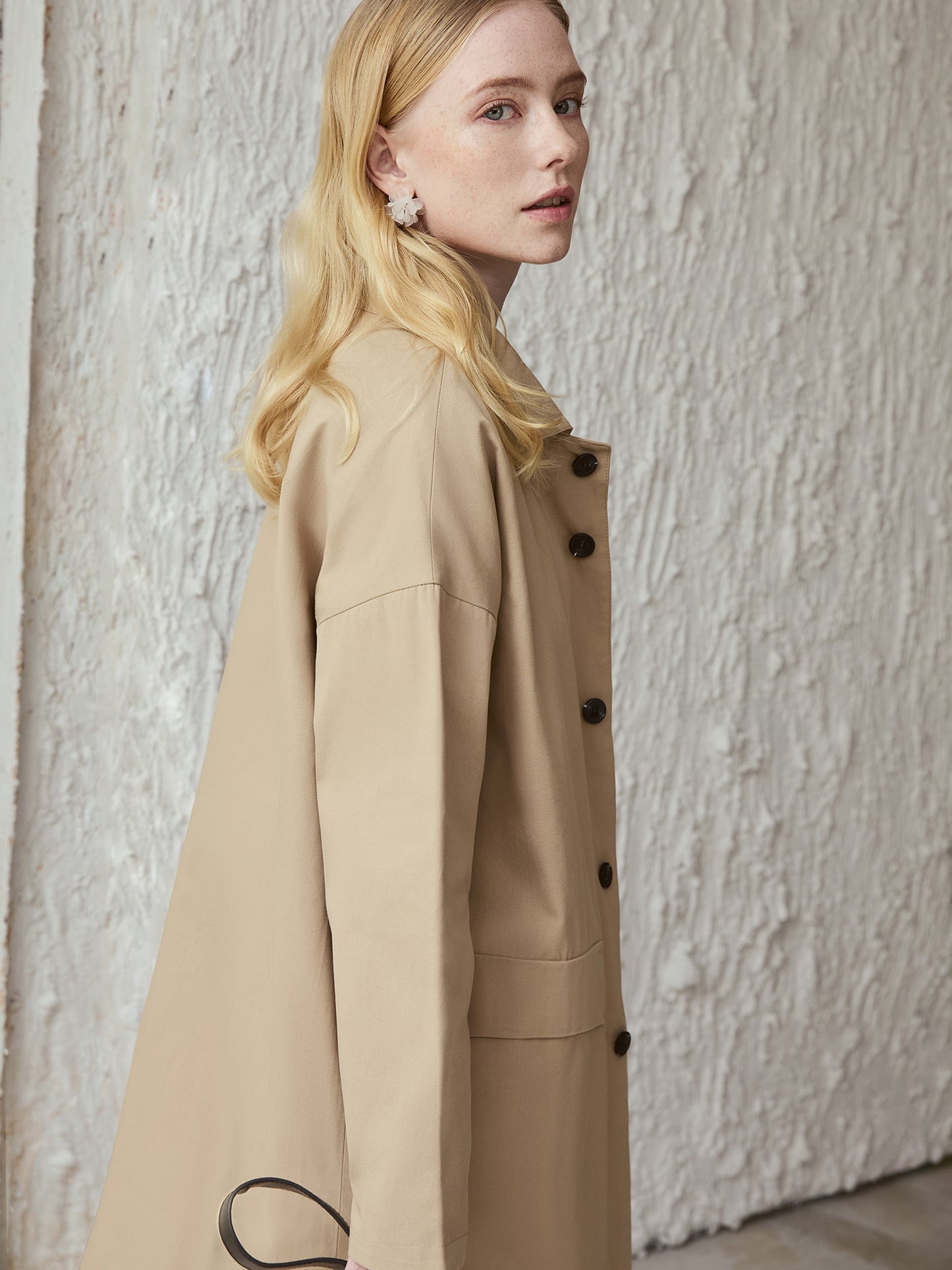 Single-Breasted, Relaxed Cocoon Fit, Mid-Length with Herringbone Lining (Dusk Beige) V030