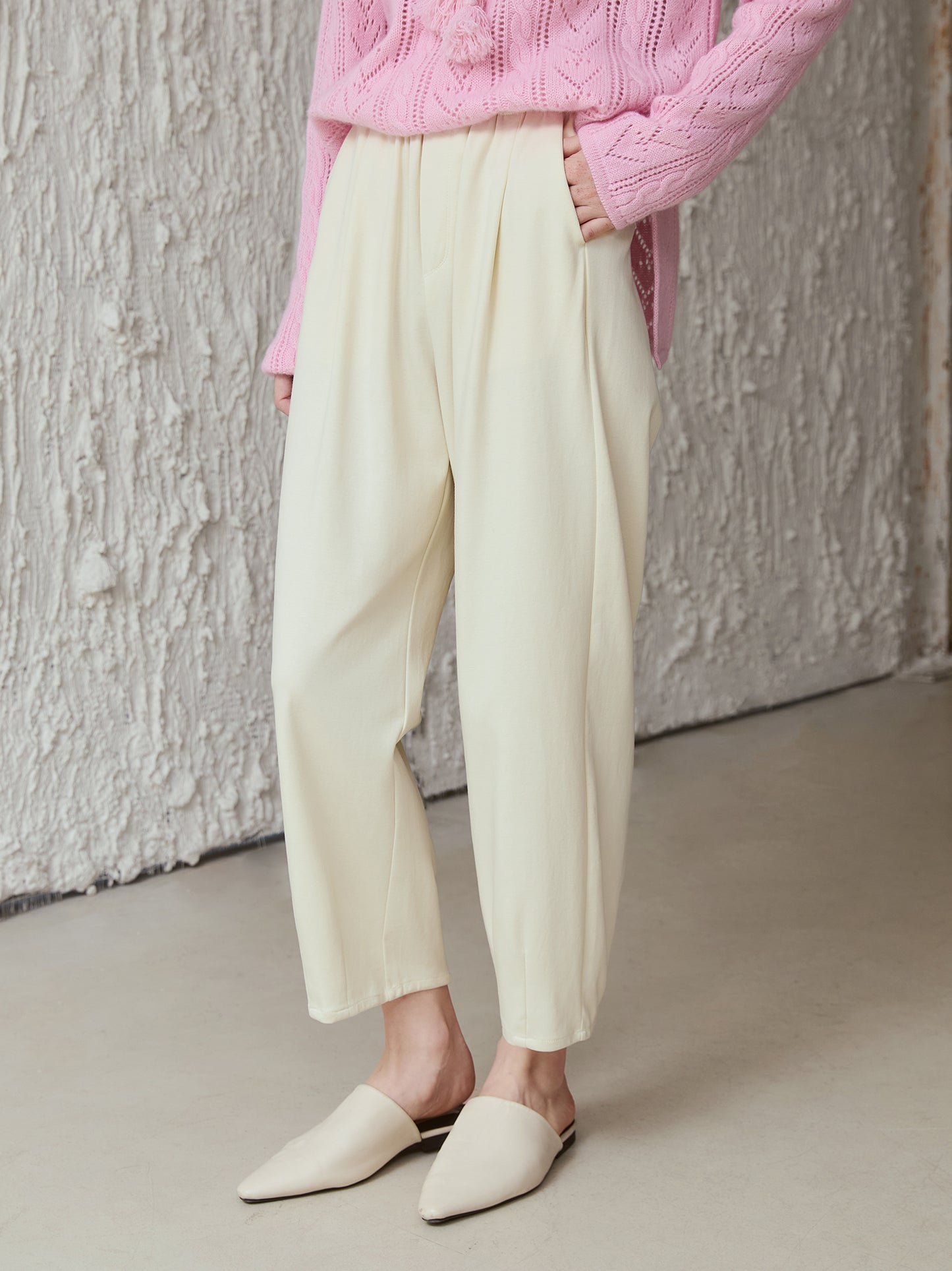 Oat-Cream Cotton Ankle Pants – Easy Pull-On Waist, Slimming Front Pleats V013