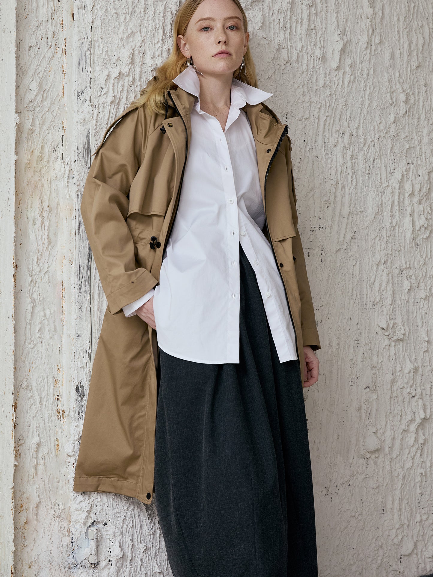 Water-Repellent Hooded Trench Coat — Fog-Sand Beige, Cotton-Stretch, Drawcord Waist (Mid-Length) V031