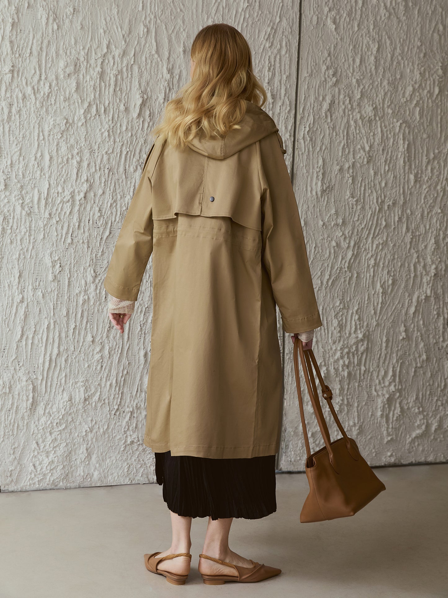 Water-Repellent Hooded Trench Coat — Fog-Sand Beige, Cotton-Stretch, Drawcord Waist (Mid-Length) V031