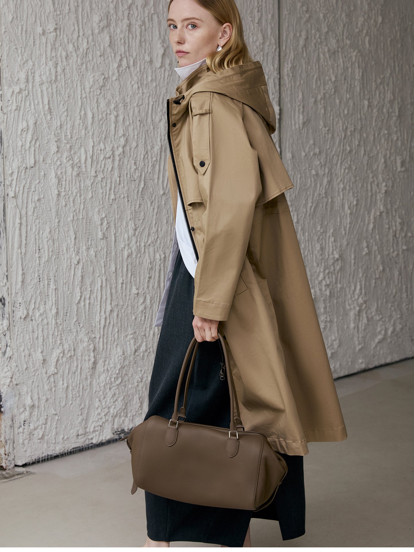 Water-Repellent Hooded Trench Coat — Fog-Sand Beige, Cotton-Stretch, Drawcord Waist (Mid-Length) V031