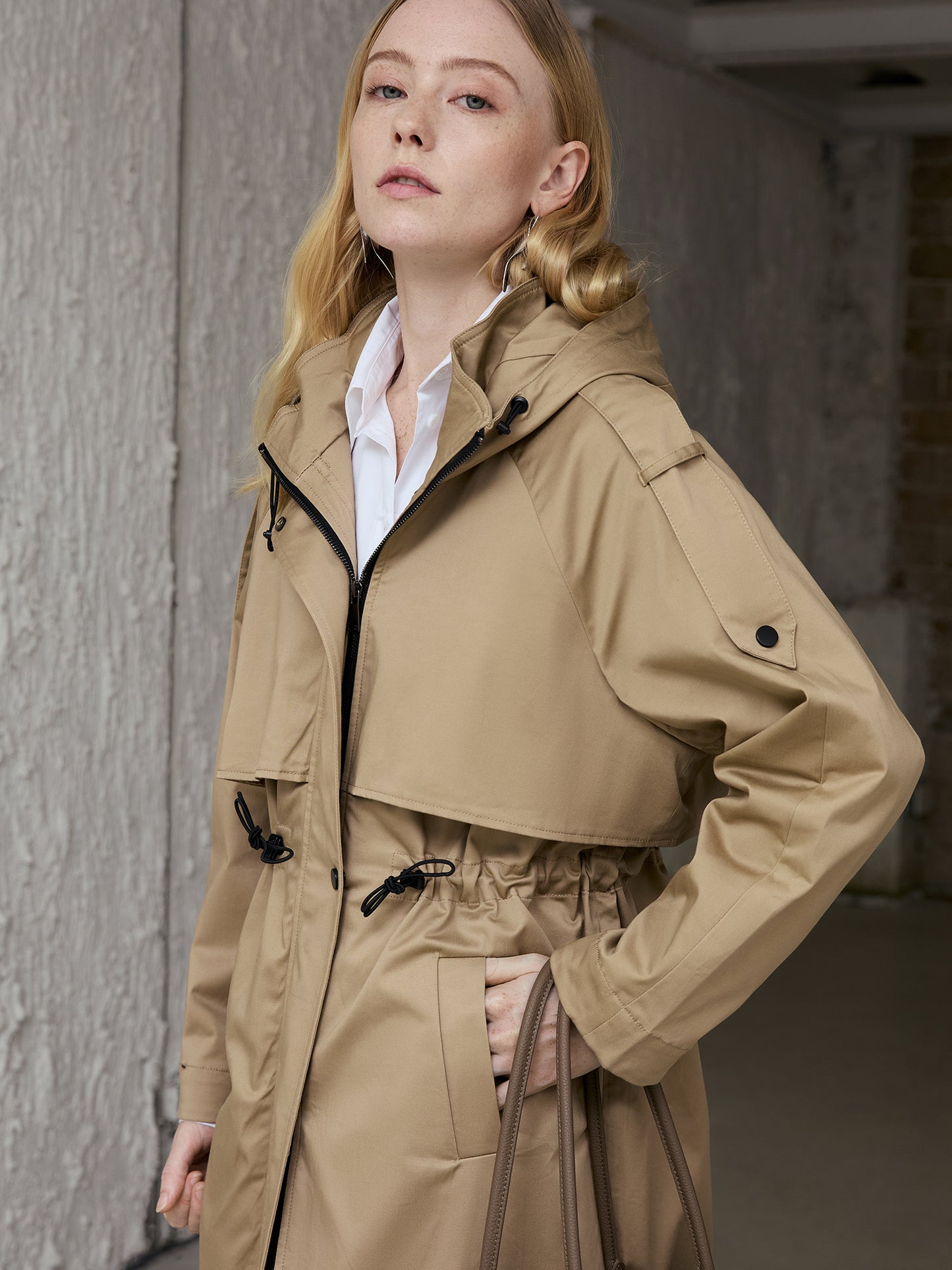 Water-Repellent Hooded Trench Coat — Fog-Sand Beige, Cotton-Stretch, Drawcord Waist (Mid-Length) V031