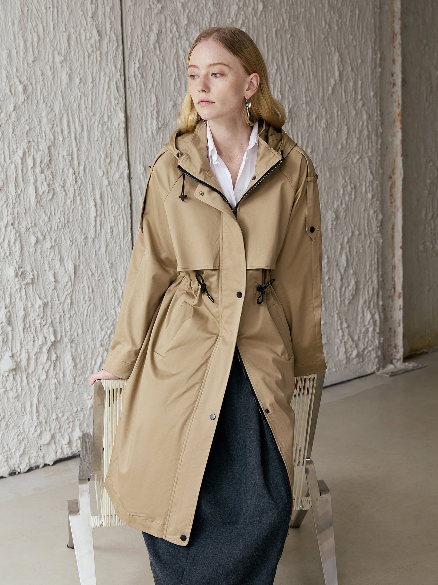 Water-Repellent Hooded Trench Coat — Fog-Sand Beige, Cotton-Stretch, Drawcord Waist (Mid-Length) V031